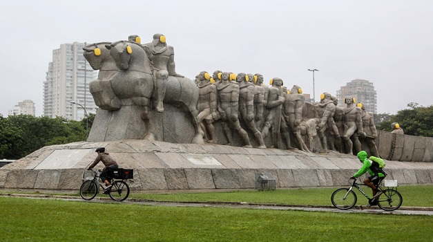 (170426) -- SAO PAULO, abril 26, 2017 (Xinhua) -- Vista de las estatuas del Monumento a las Bandeiras, una escultura a gran escala del escultor italiano, Victor Brecheret, adornadas con protectores auditivos la víspera de la celebración del Día Internacional de Concienciación sobre el Ruido, a la entrada del Parque de Ibirapuera en Sao Paulo, Brasil, el 26 de abril de 2017. El Día Internacional de Concienciación sobre el Ruido que se celebra anualmente el 27 de abril fue creado por el Centro de Audición y Comunicación (CHC, por sus siglas en inglés) en 1996 para animar a las personas a combatir la contaminación acústica. (Xinhua/Rahel Patrasso) (rp) (jg) (ah)